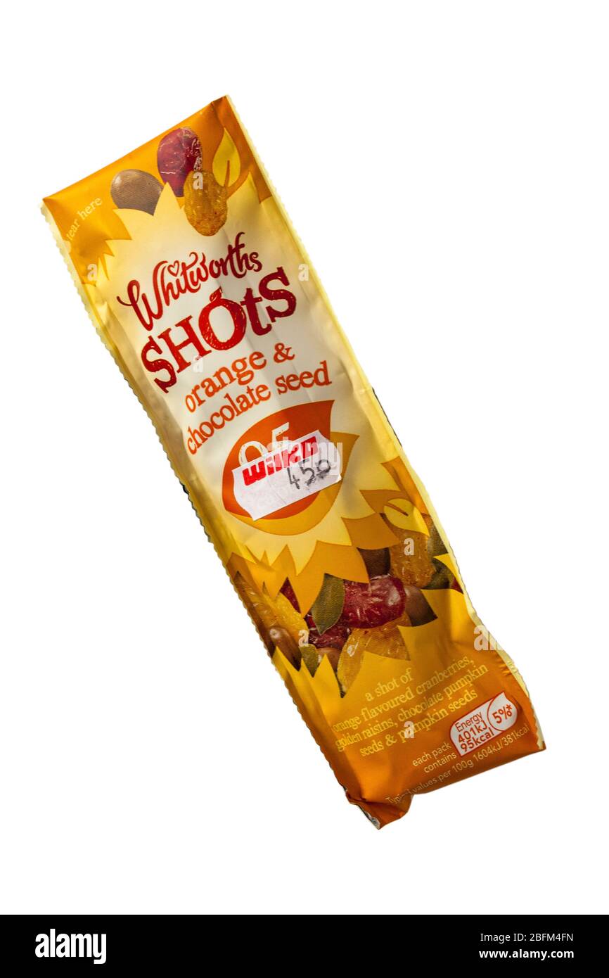 Paquet de Whitworths projectiles de graines d'orange et de chocolat - une dose de canneberges aromatisées à l'orange, de raisins secs dorés, de graines de citrouille au chocolat et de graines de citrouille Banque D'Images