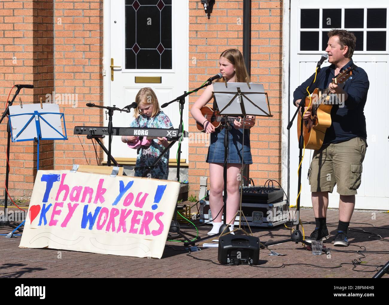 Glasgow, Écosse, Royaume-Uni. 19 avril 2020. Concert de porte une famille de Glasgow joue de la musique pour les voisins et comme un merci aux travailleurs clés de garder les esprits à la fin de la quatrième semaine de verrouillage pendant la pandémie de Coronavirus. Credit Douglas Carr/Alay Live News. Banque D'Images