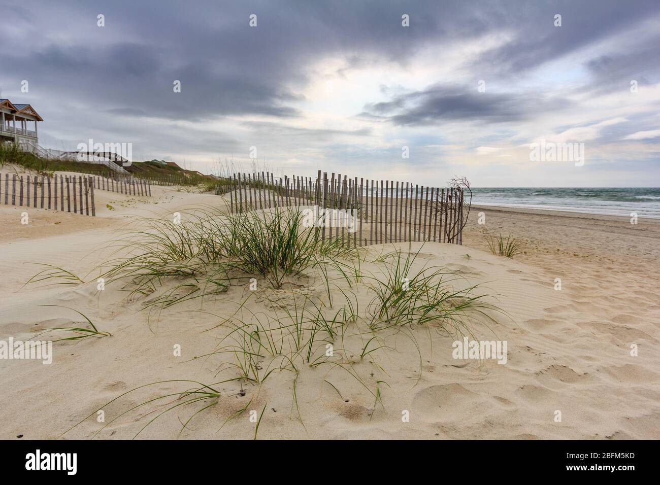 Dunes de sable et ciel du matin sur l'île d'Emeraude en Caroline du Nord. Banque D'Images