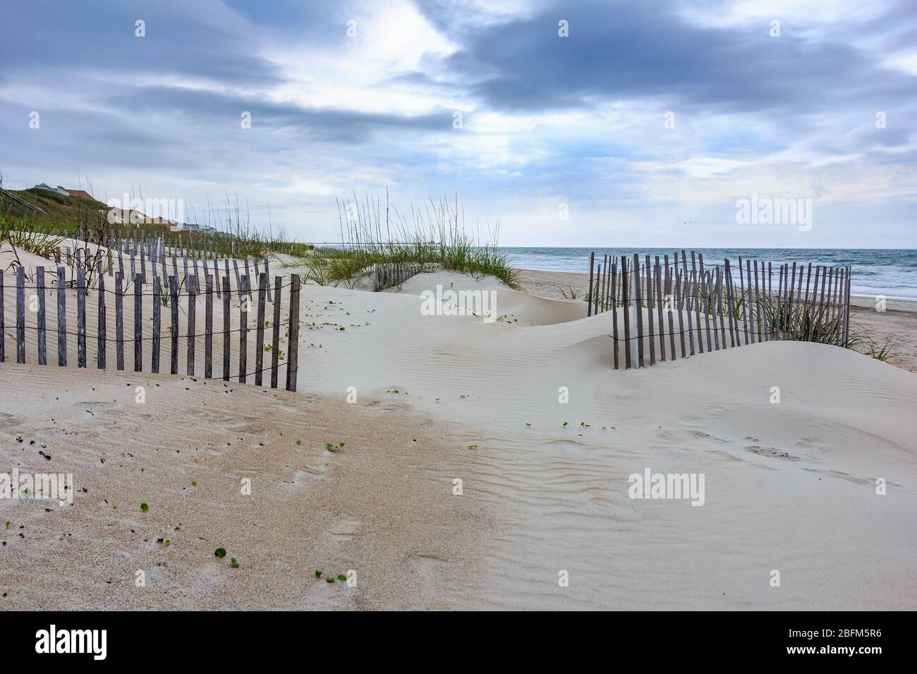Dunes de sable et ciel du matin sur l'île d'Emeraude en Caroline du Nord. Banque D'Images