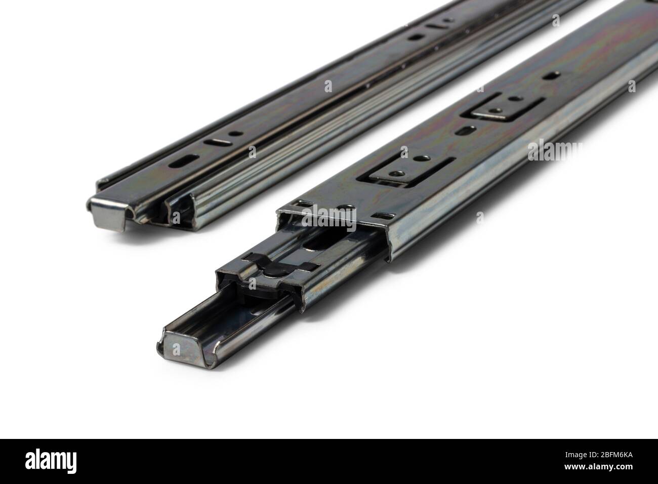 Rails coulissants de mobilier ou tiroirs métalliques rail isolé sur blanc Banque D'Images