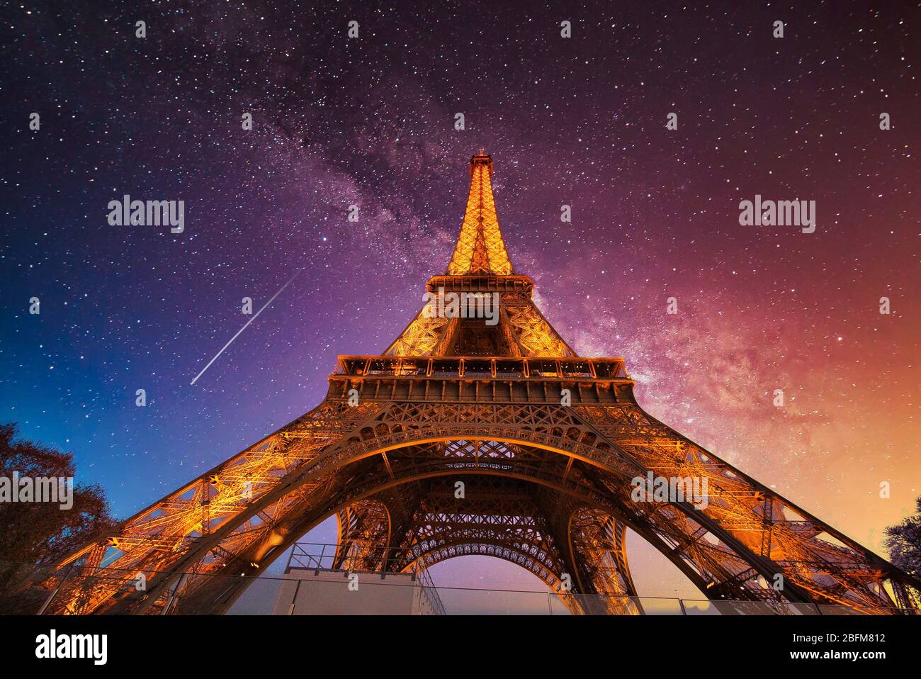The Paris Las Vegas hotel and casino, replica of the Eiffel Tower and Arch  of Triumph of the Star Stock Photo - Alamy
