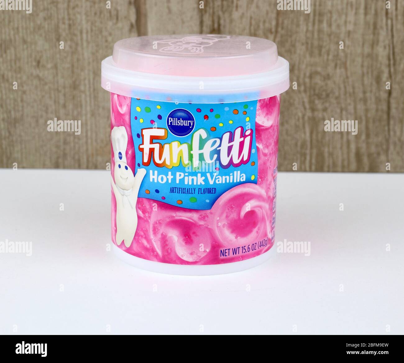 Spencer, Wisconsin, États-Unis , avril 19, 2020 Container of Pillsbury Fenfetti Hot Pink Vanilla Frosting Pillbury est une entreprise américaine d'alimentation Banque D'Images