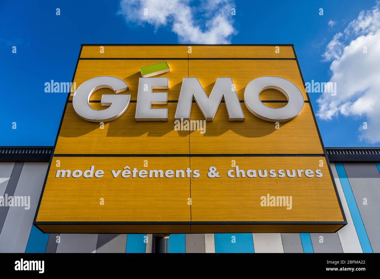 Panneau d'entreprise du supermarché GEMO au-dessus de l'entrée du magasin - Chatellerault, Vienne, France. Banque D'Images