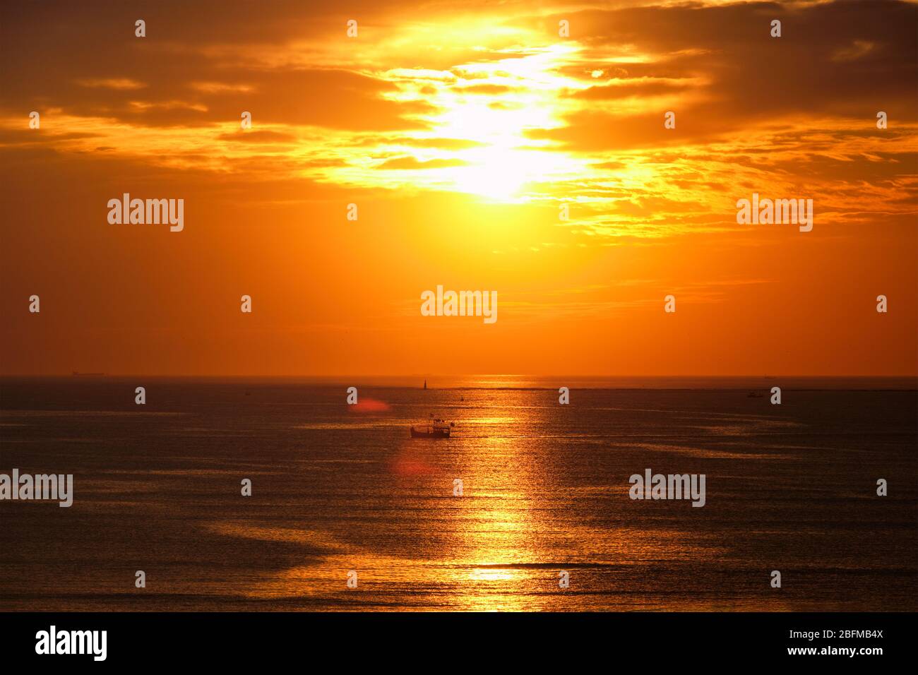 Coucher de soleil sur la mer avec bateaux Banque D'Images