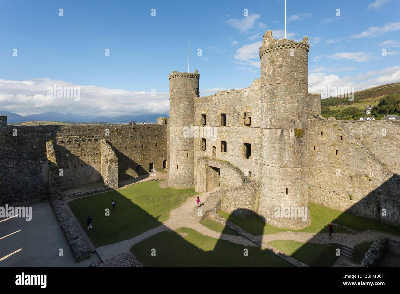 Vue sur les tours et bailey du château de Harlech - une fortification médiévale classée au patrimoine mondial de l'UNESCO - à Gwynedd, au Pays de Galles Banque D'Images