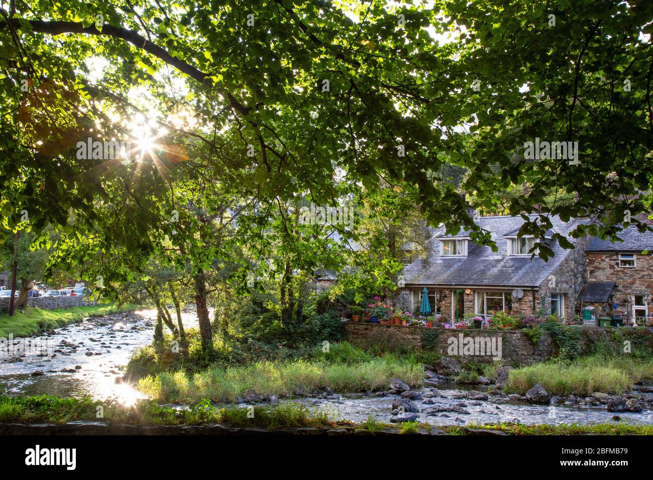 Un cottage en pierre à côté de la rivière Afon Colwyn à Beddgelert, Snowdonia, Pays de Galles Banque D'Images