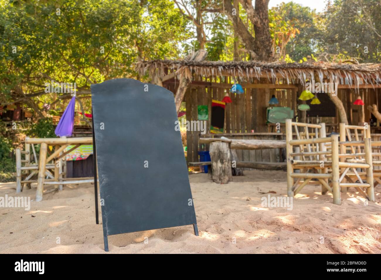 Panneau vide sur la plage tropicale en Thaïlande Banque D'Images