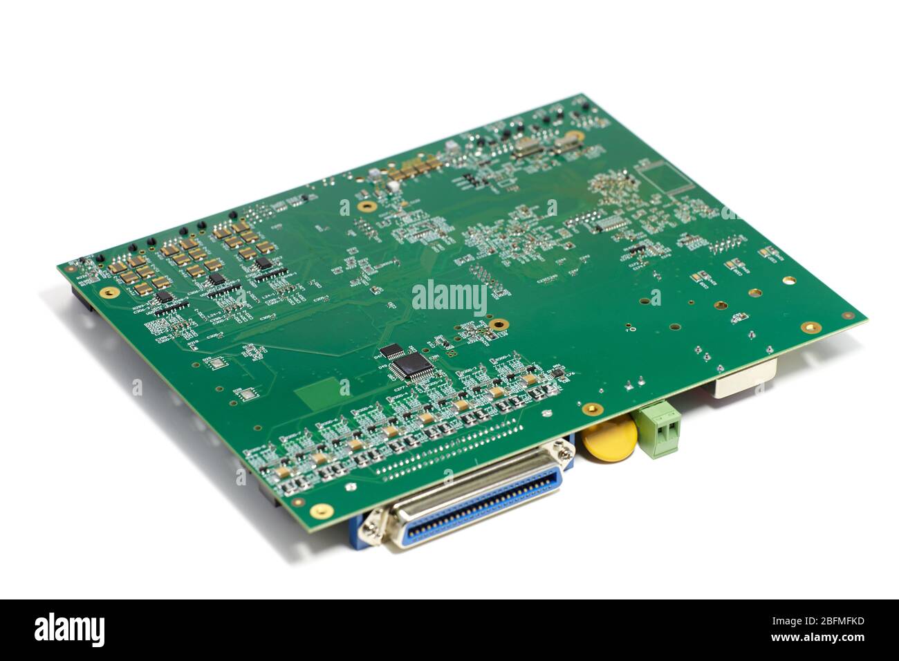 Carte électronique à circuit imprimé avec puces et autres composants, couleur verte, face arrière, vue inclinée, isolée sur fond blanc Banque D'Images