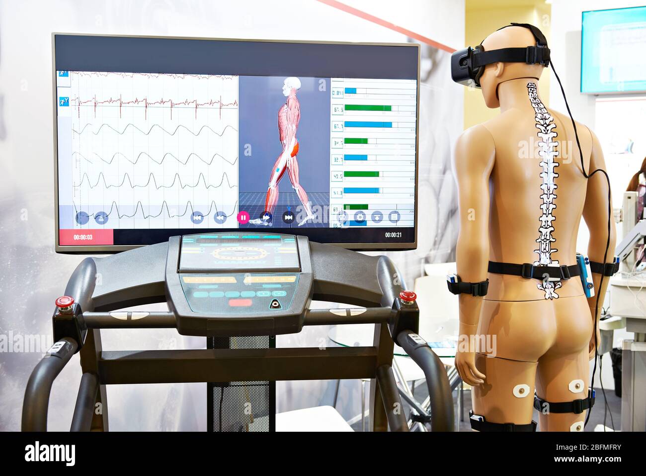 Appareil de réadaptation avec une réalité virtuelle Banque D'Images