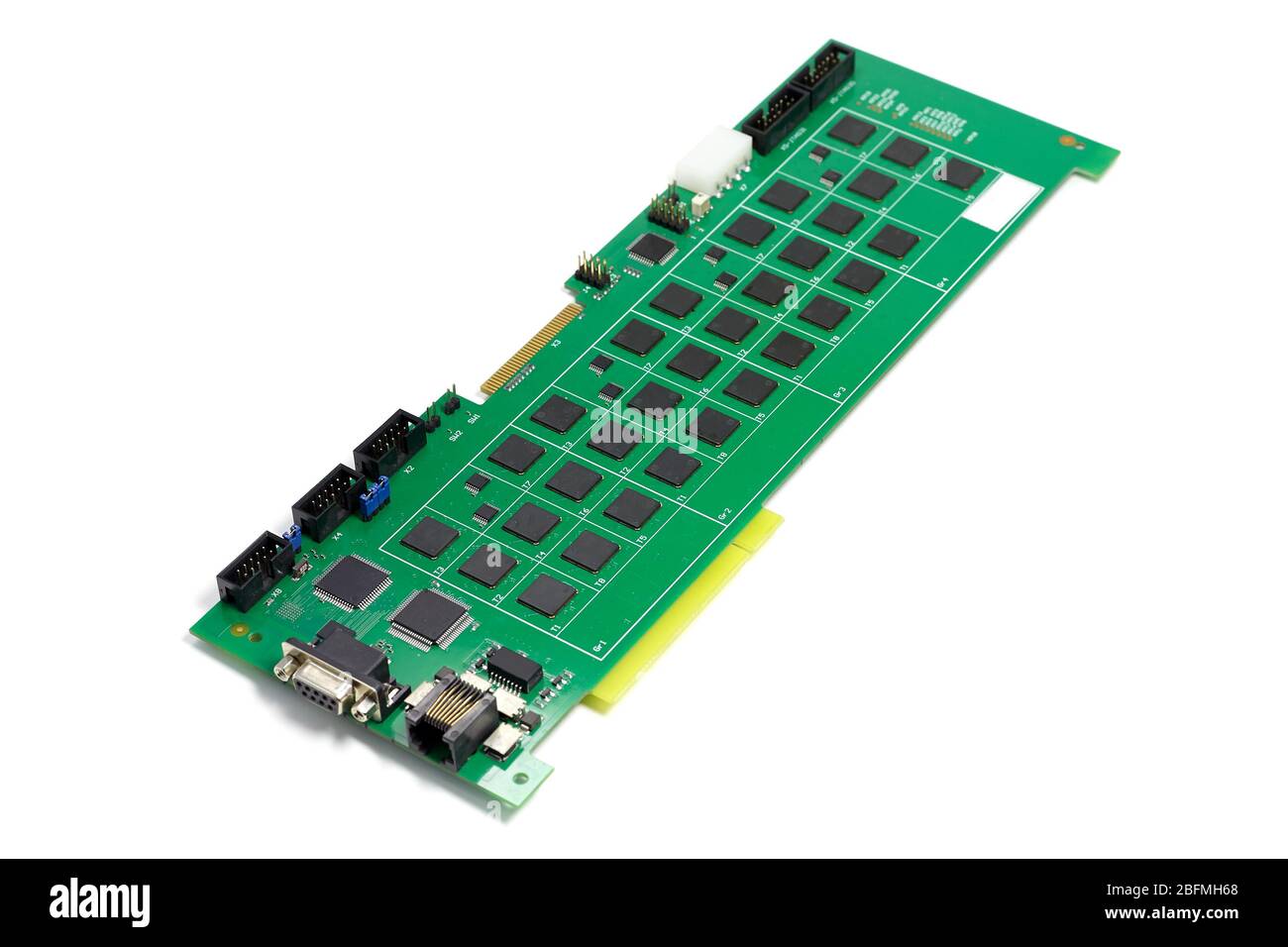 Carte électronique à circuit imprimé avec puce électronique et de nombreux composants électriques Banque D'Images