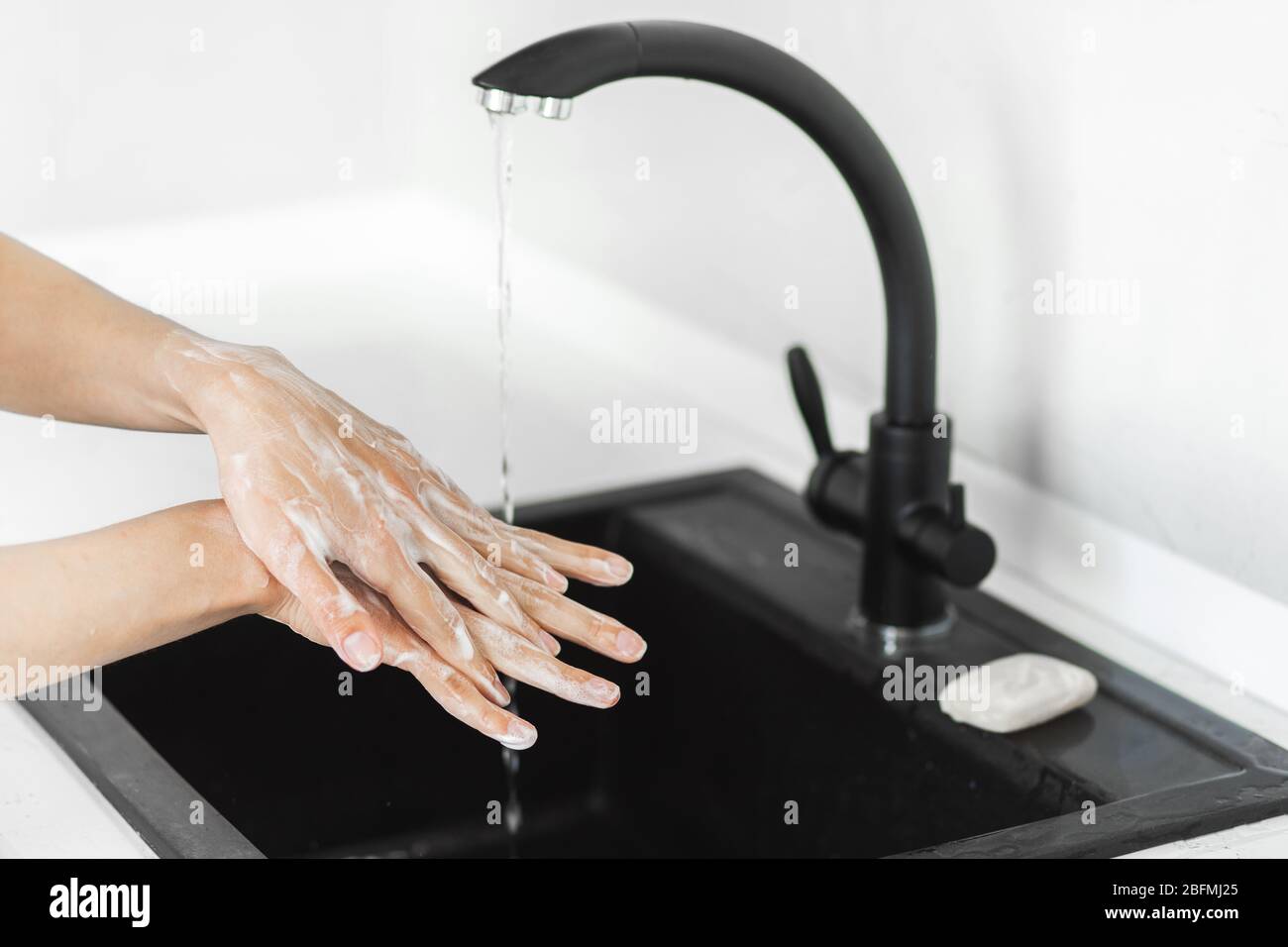 Problème de coronavirus. Hygiène, lavage des mains avec savon antibactérien avec antiseptique. Pandémie de Covid-19. Banque D'Images