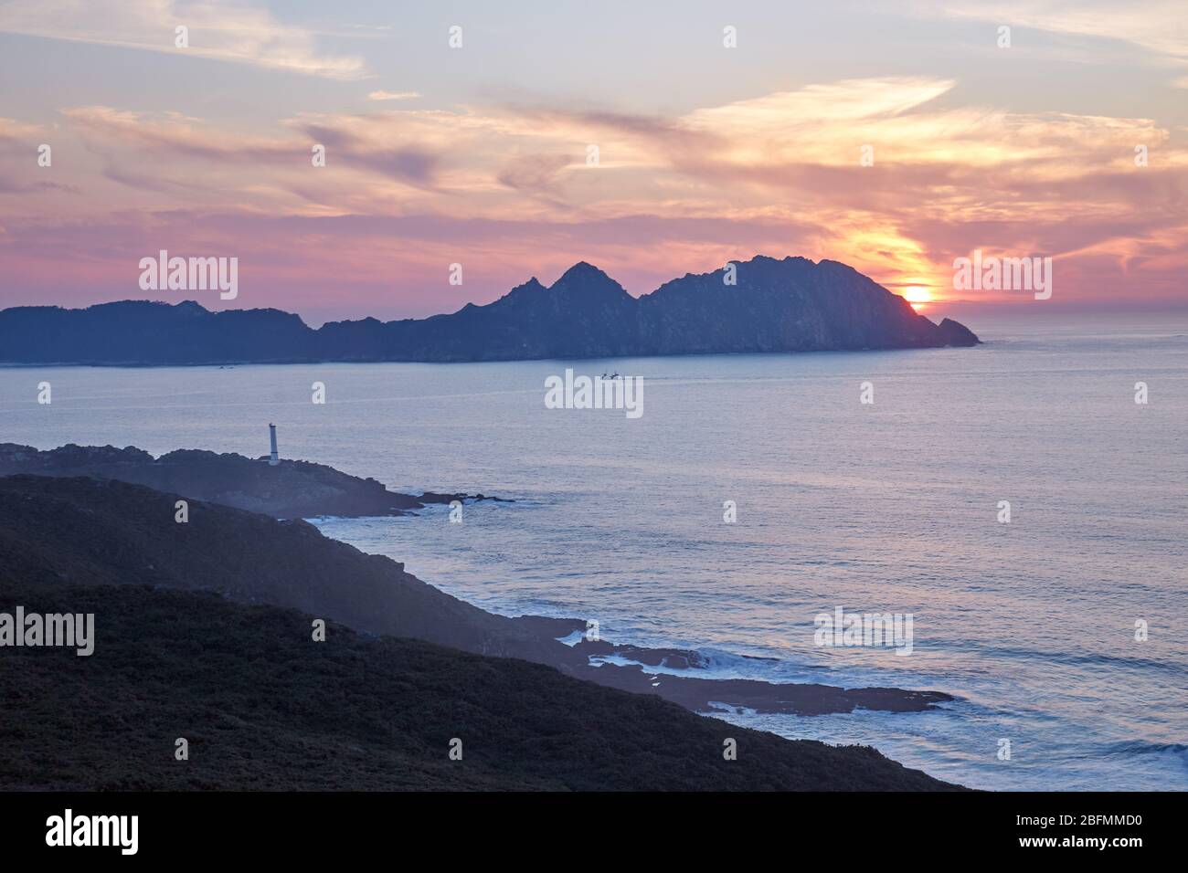 Coucher de soleil dans les îles Cies de la côte de la Vela en Galice, Espagne. Banque D'Images