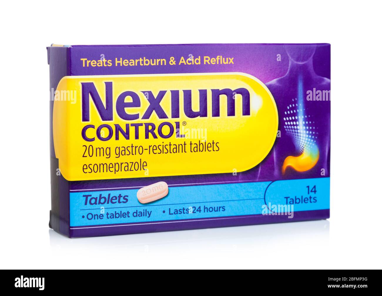 LONDRES, Royaume-Uni - 05 AVRIL 2020: Boîte de comprimés Nexium Control sur blanc. Traite les brûlures d'estomac et le reflux acide. Banque D'Images