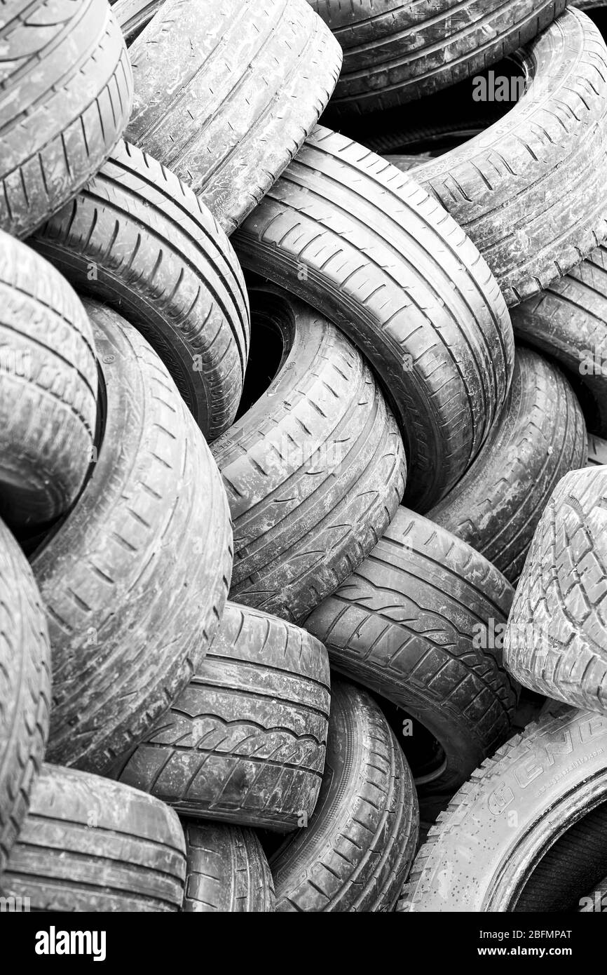 Pile de pneus de voiture usés Banque D'Images