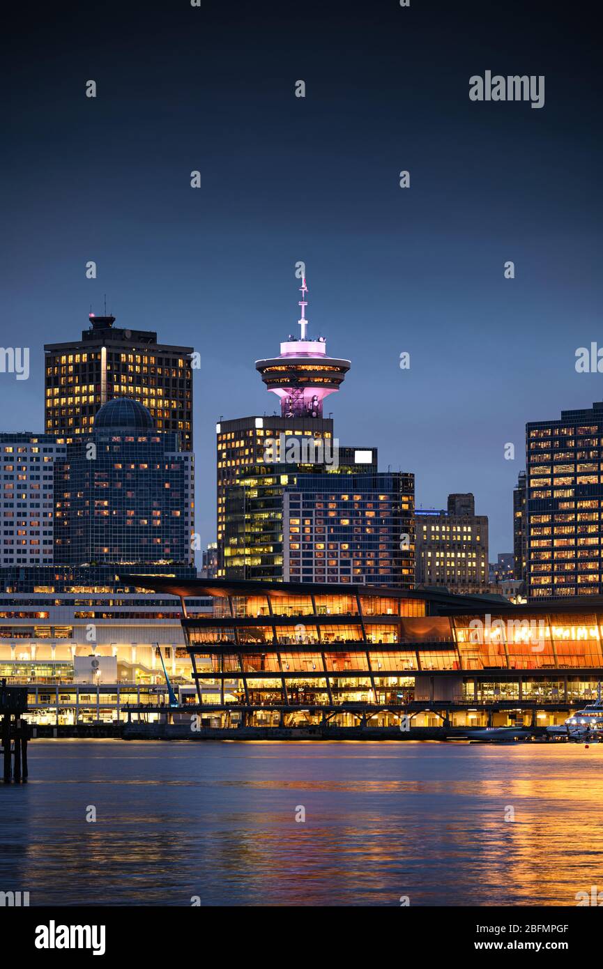 Paysage urbain des bâtiments modernes illuminant le marché central sur la côte au parc Stanley, Vancouver, Canada Banque D'Images