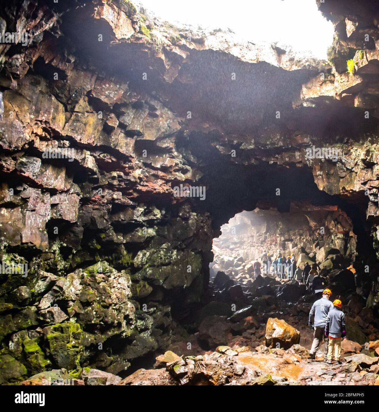 Le vieux tunnel de Lava islandais est une attraction touristique Banque D'Images