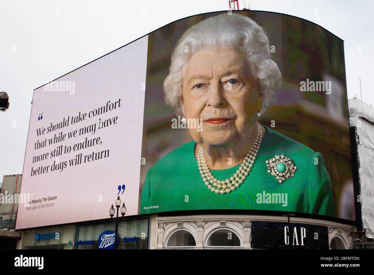 Un message de sa Majesté la Reine est affiché sur l'écran publicitaire de piccadilly cirque, dans le centre de Londres, pendant le verrouillage du coronavirus en t Banque D'Images