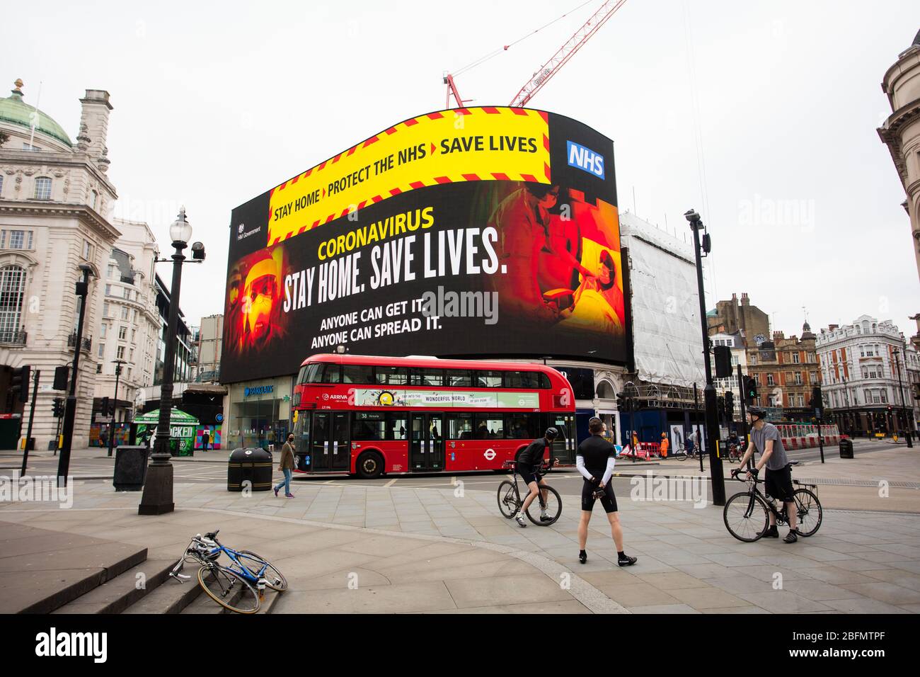 Restez à la maison. Protéger le NHS. Sauver des vies. Un message du gouvernement britannique est affiché sur l'écran publicitaire de piccadilly cirque, au centre de Lon Banque D'Images