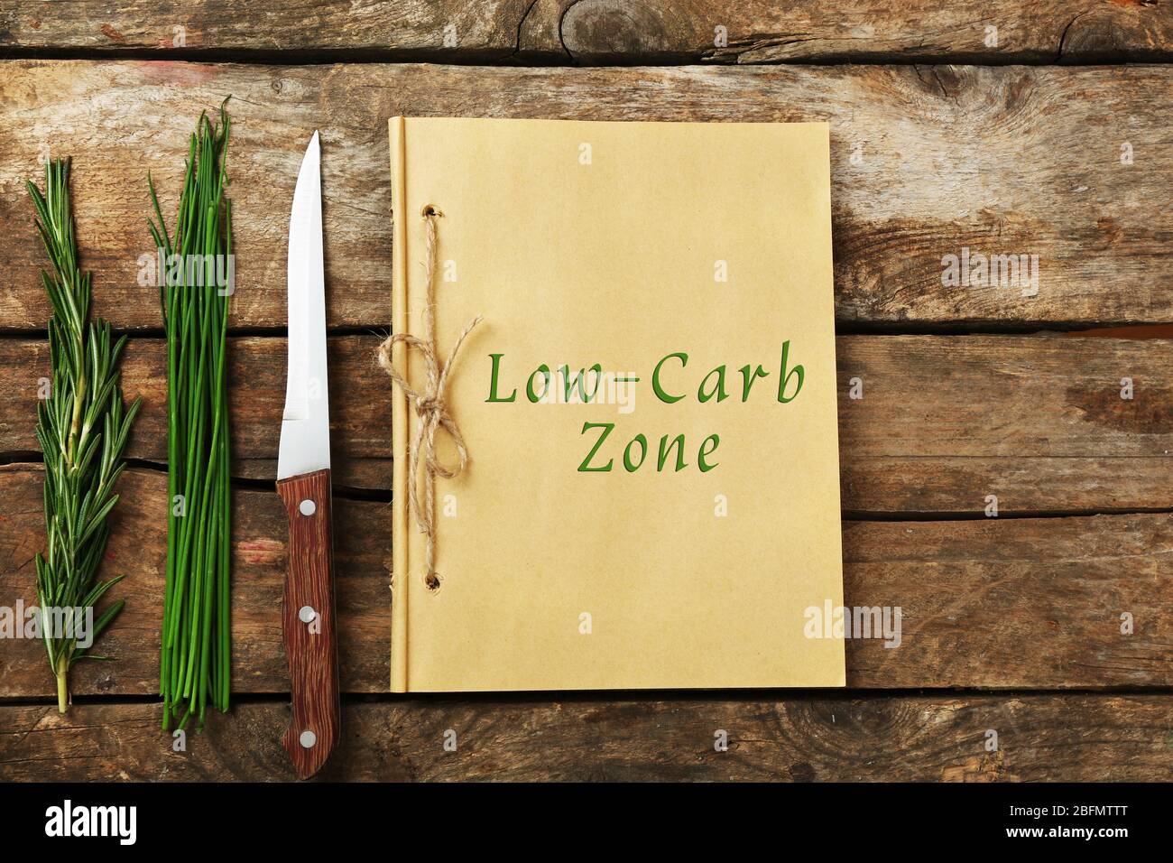 Texte zone Basse-carbe dans le livre de recettes sur fond de bois Banque D'Images