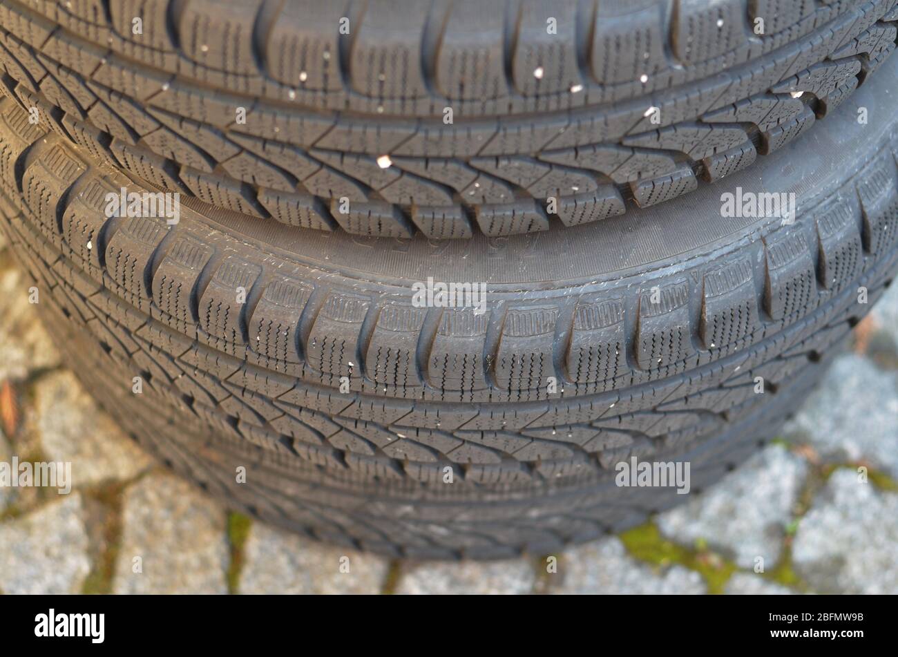Pile de pneus de voiture noirs lors du changement de pneu au printemps Banque D'Images