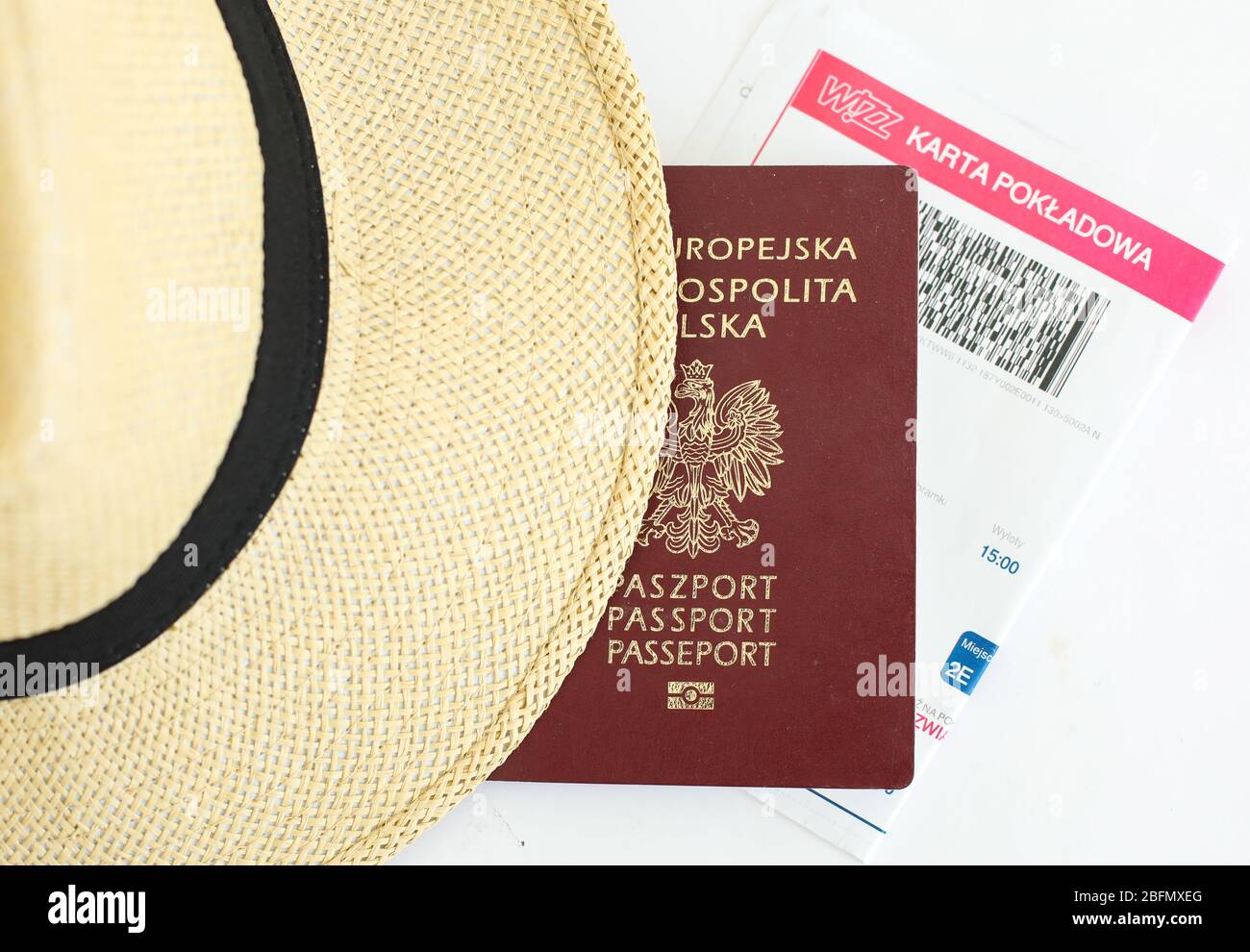 Czestochowa, Pologne- 18 avril 2020: Passeport de la République de Pologne  de l'Union européenne, carte d'embarquement Wizzair et chapeau sur fond  blanc Photo Stock - Alamy