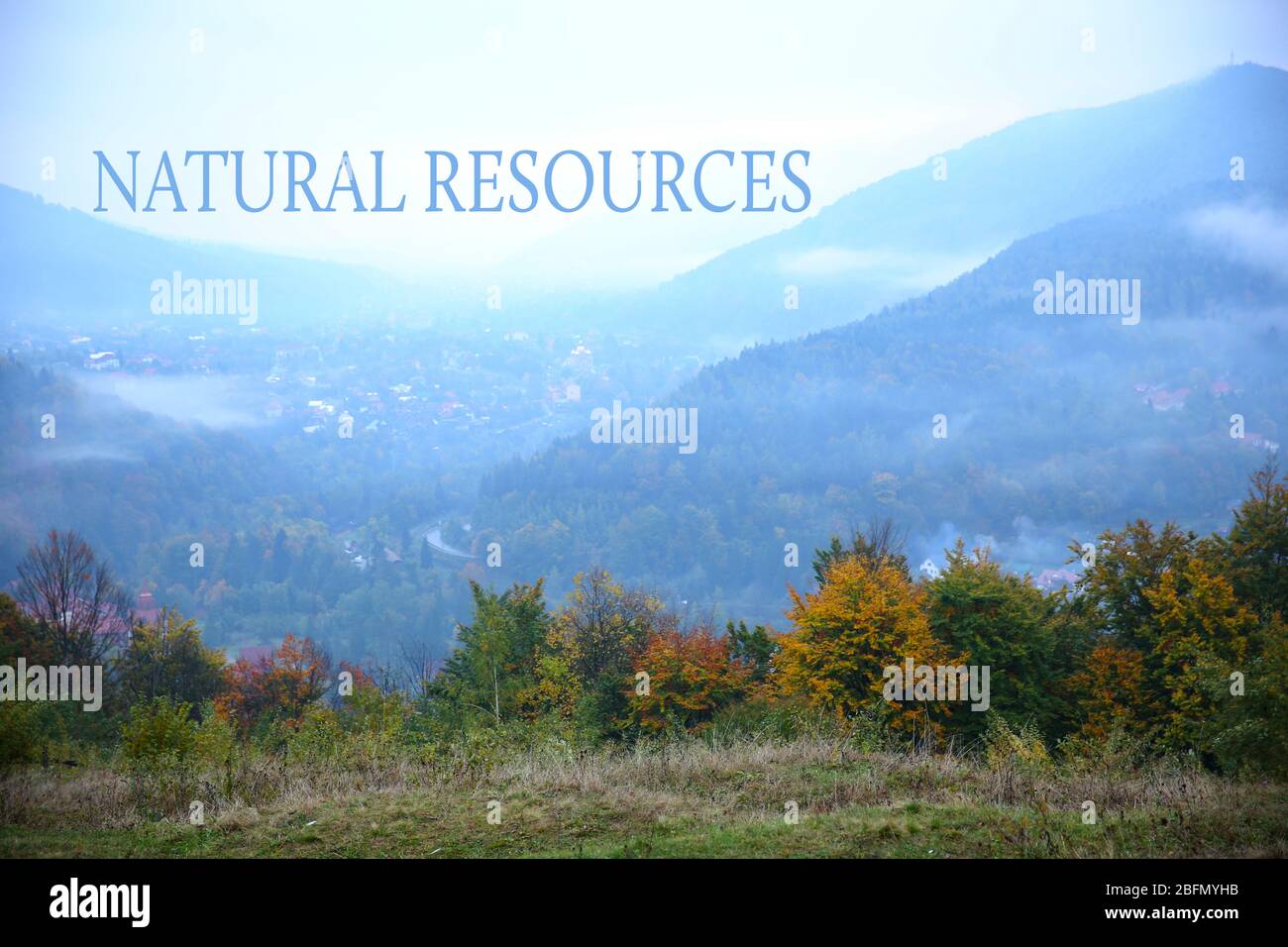 Paysage de village en montagnes. Concept de sauvegarde des ressources naturelles. Banque D'Images