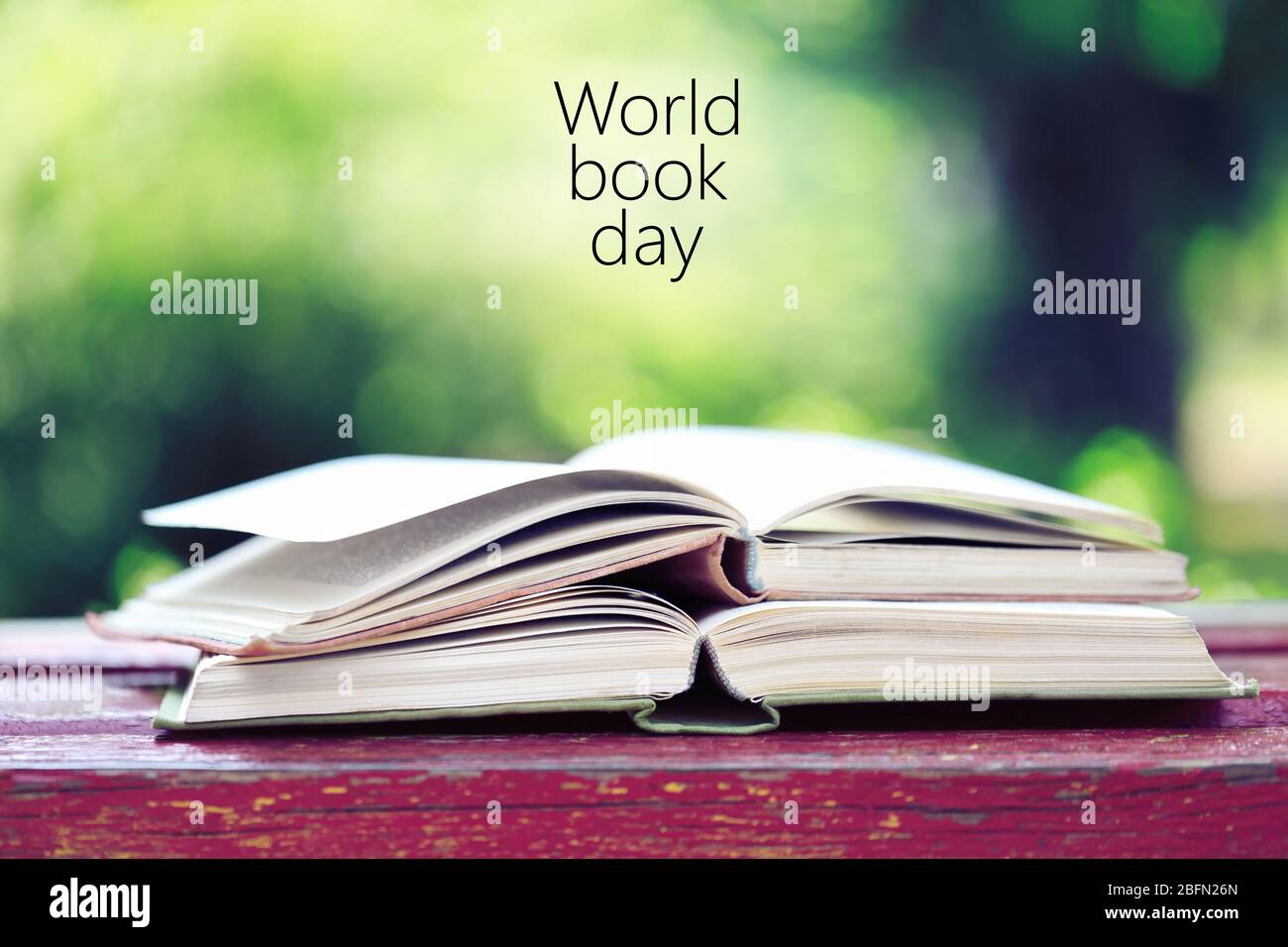 Ouvrir des livres sur banc dans le parc. Affiche de la Journée mondiale du livre Banque D'Images
