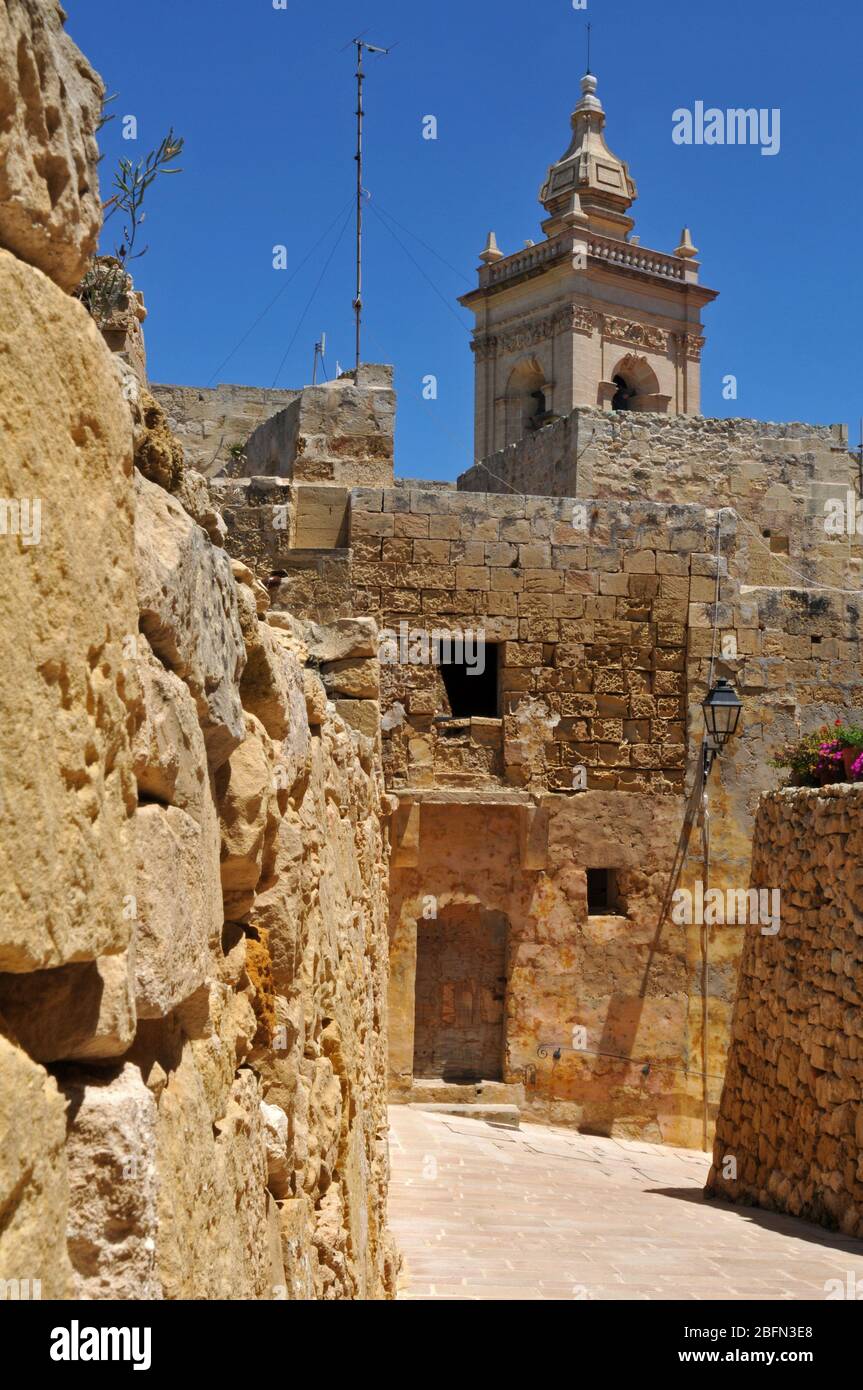 La tour de la cathédrale de l'Assomption s'élève au-dessus des bâtiments historiques de la citadelle de Victoria, capitale de l'île maltaise de Gozo. Banque D'Images