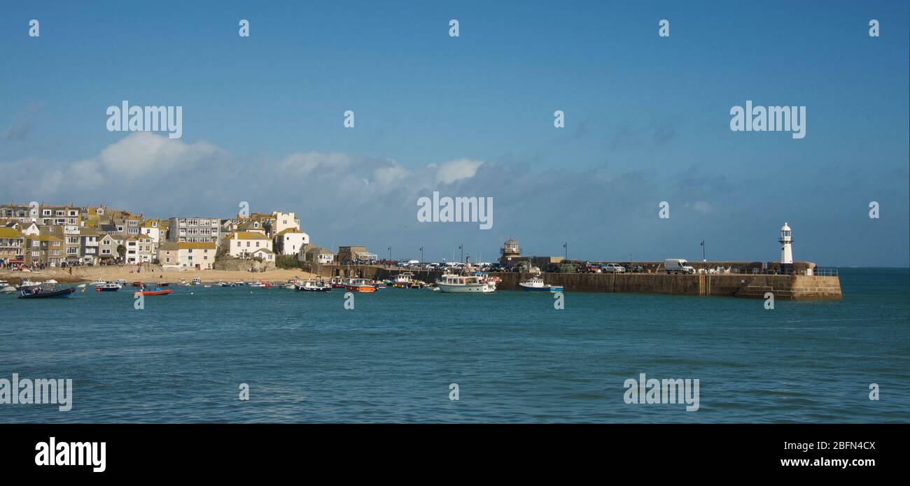 Vue panoramique sur le port de St Ives et le quai de Smeaton St Ives Cornwall Angleterre Banque D'Images