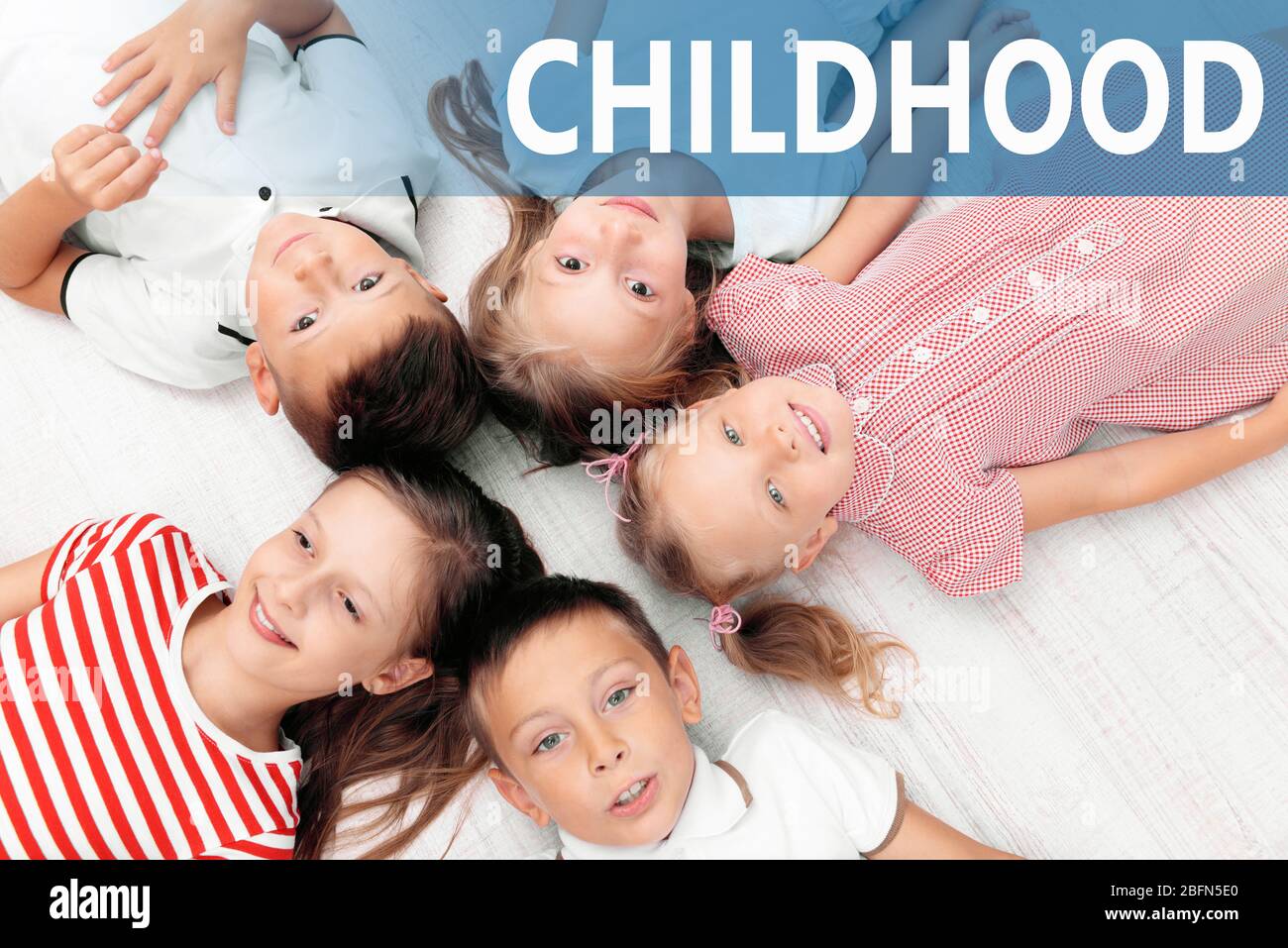 Vue de dessus des enfants allongé sur le sol.concept de l'enfance négligente Banque D'Images