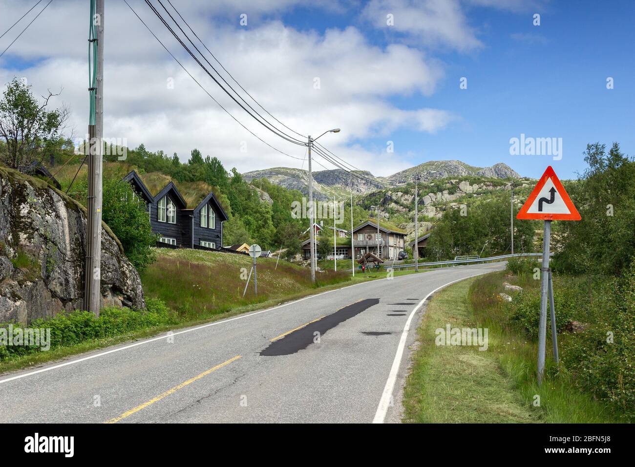 Section de route sinueuse de la route principale Fv975, Sirdal, Tjørhom, Norvège Banque D'Images
