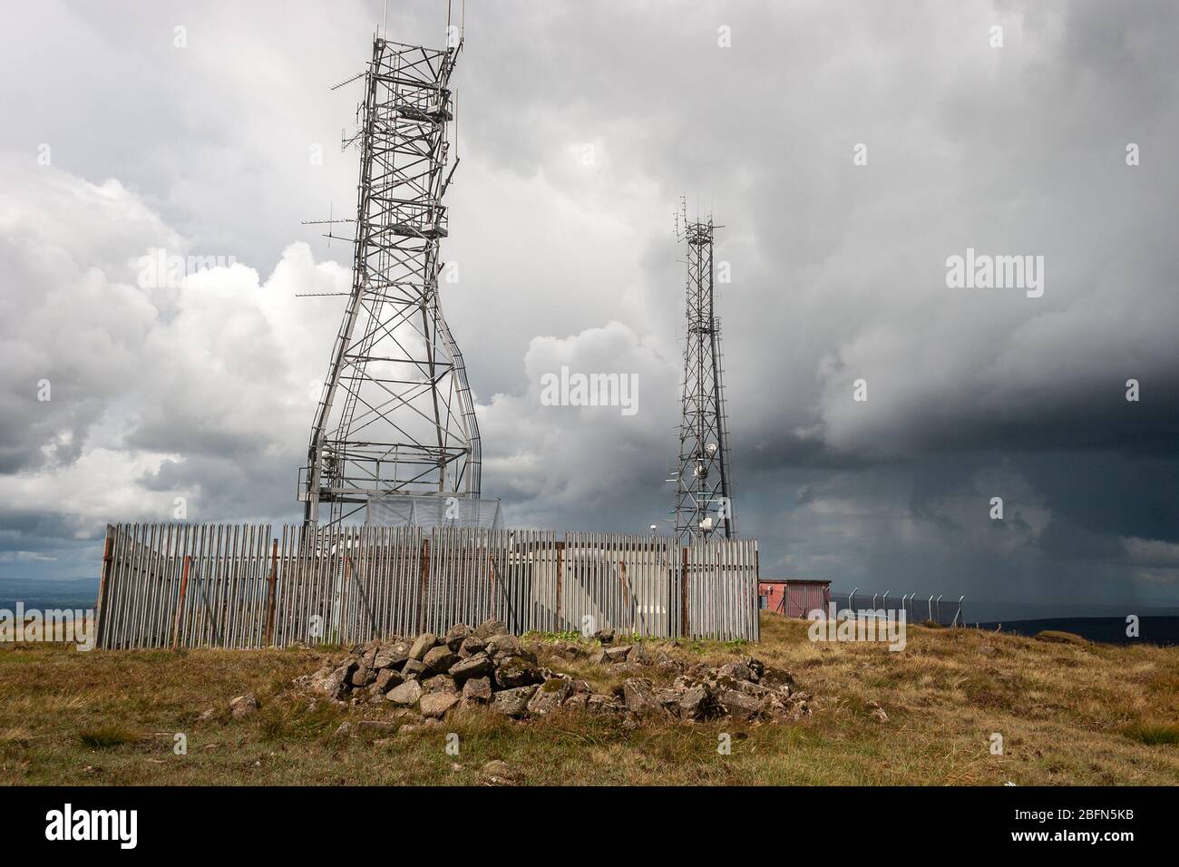 Mâts de télécommunications au sommet de la montagne Slieveanorra, Comté d'Antrim, Irlande du Nord Banque D'Images