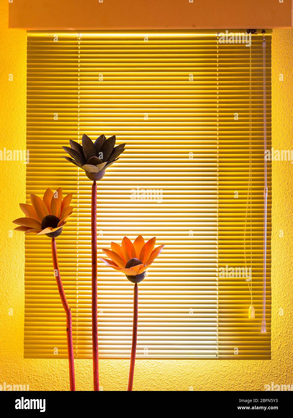 fond jaune et orange avec stores vénitiens et fleurs. décoration de la maison Banque D'Images