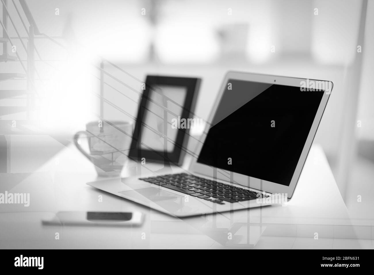 Bureau à espace ouvert vue sur le lieu de travail à travers le verre avec réflexion Banque D'Images