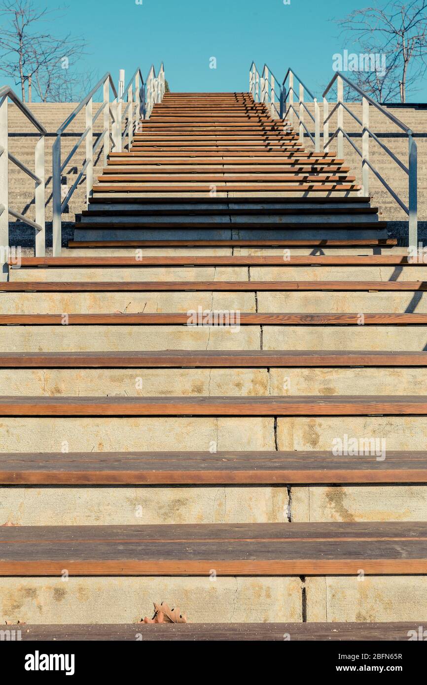 vue depuis le dessous d'un escalier avec marches en bois et rambarde en métal Banque D'Images