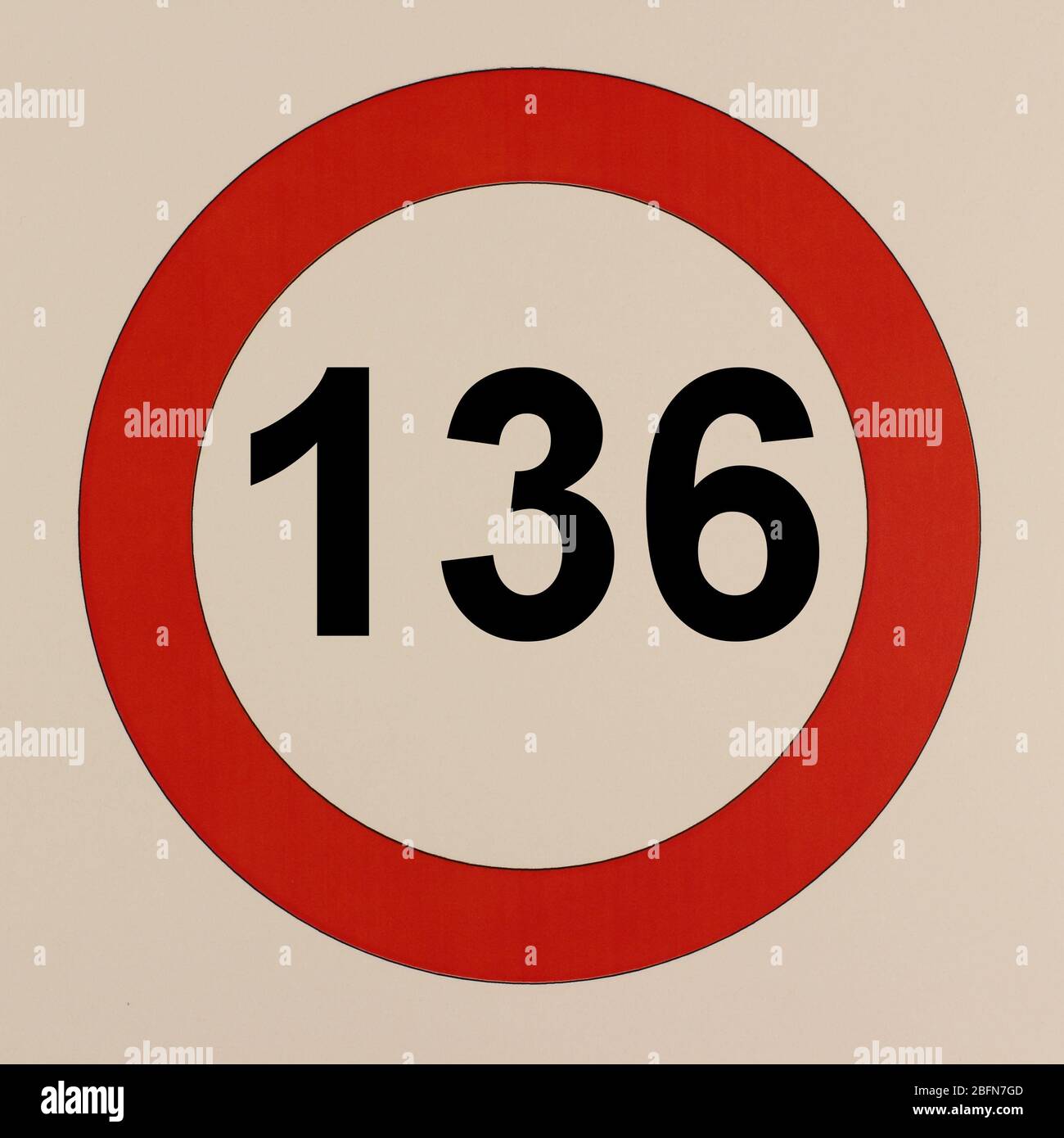 Illustration des Straßenverkehrszeichens 'maximum Geschwindigkeit 136 km pro Stunde' Banque D'Images