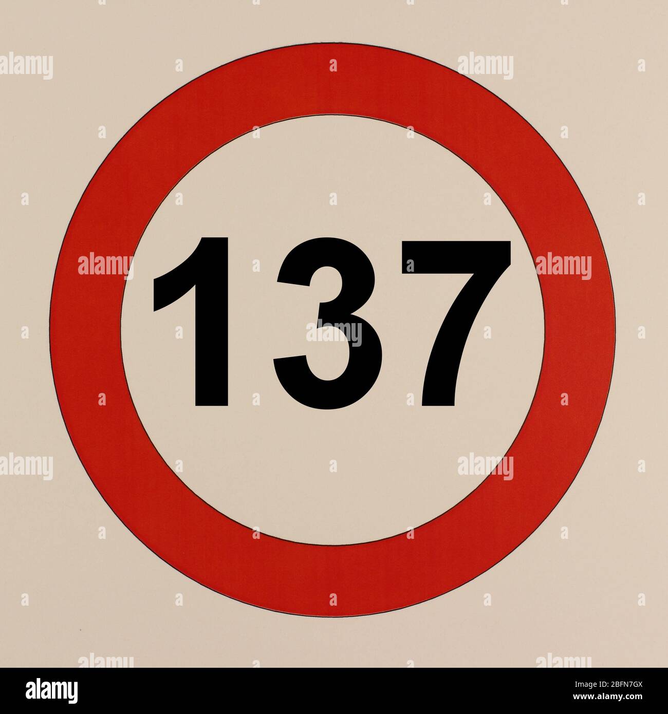 Illustration des Straßenverkehrszeichens 'maximum Geschwindigkeit 137 km pro Stunde' Banque D'Images