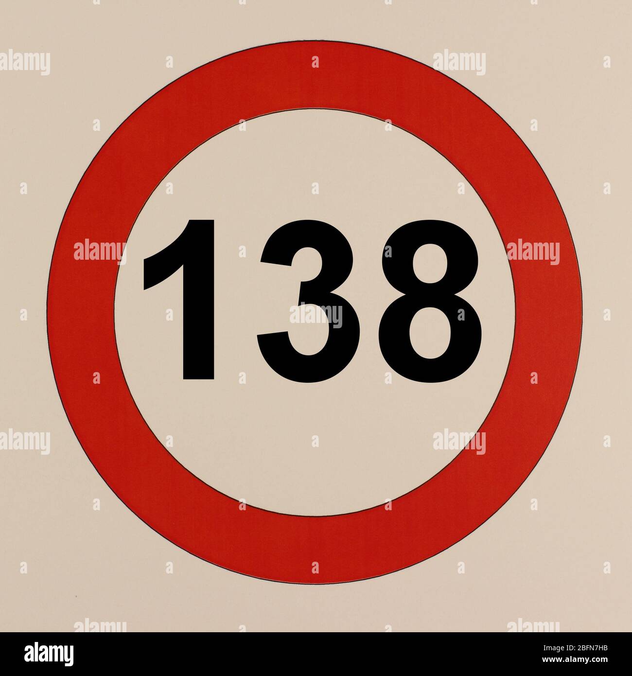 Illustration des Straßenverkehrszeichens 'maximum Geschwindigkeit 138 km pro Stunde' Banque D'Images