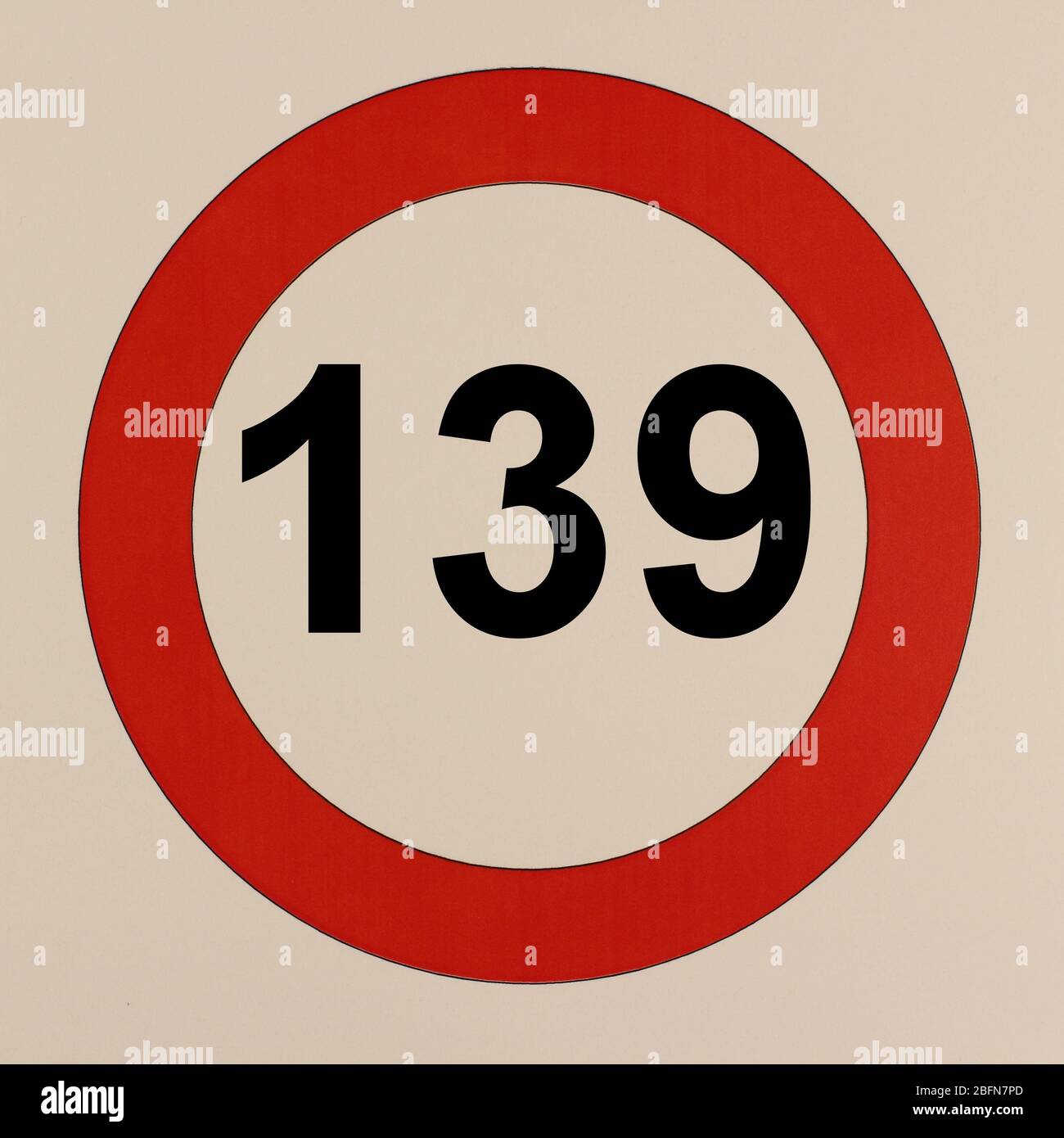 Illustration des Straßenverkehrszeichens 'maximum Geschwindigkeit 139 km pro Stunde' Banque D'Images