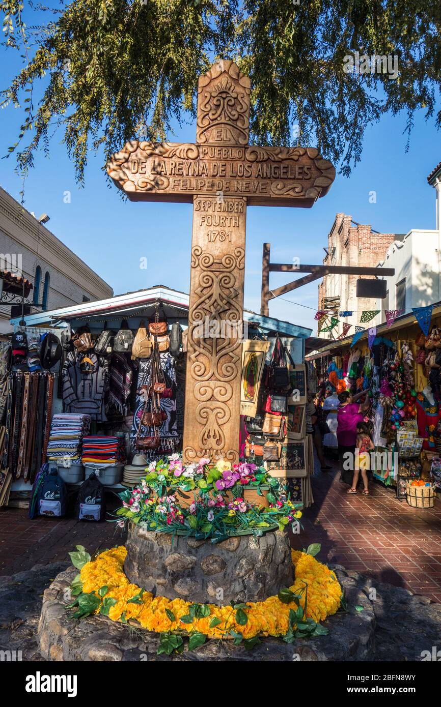 Croix en bois sculpté, commémorant Felipe de Neve, gouverneur de la Californie espagnole, Olvera Street, Los Angeles Plaza Historic District, Los Angeles, CA Banque D'Images