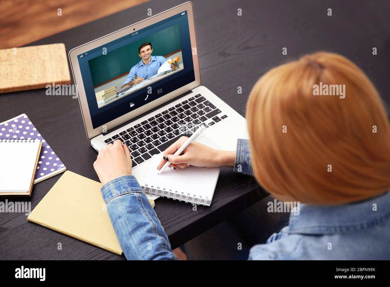 Une visioconférence avec tuteur sur ordinateur portable à la maison. Concept de formation à distance. Banque D'Images