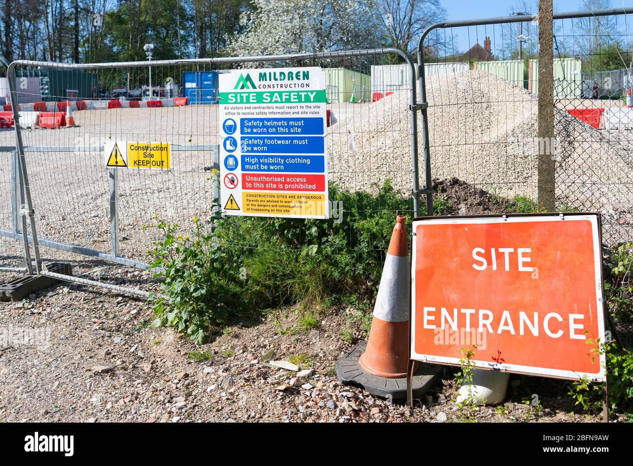 Un conseil de sécurité sur site sur l'escrime heras à l'entrée d'un chantier, vide sans travaux de construction pendant la pandémie de Covid 19, avril 2020, Royaume-Uni Banque D'Images Un conseil de sécurité sur site sur l'escrime heras à l'entrée d'un chantier, vide sans travaux de construction pendant la pandémie de Covid 19, avril 2020, Royaume-Uni Banque D'Images