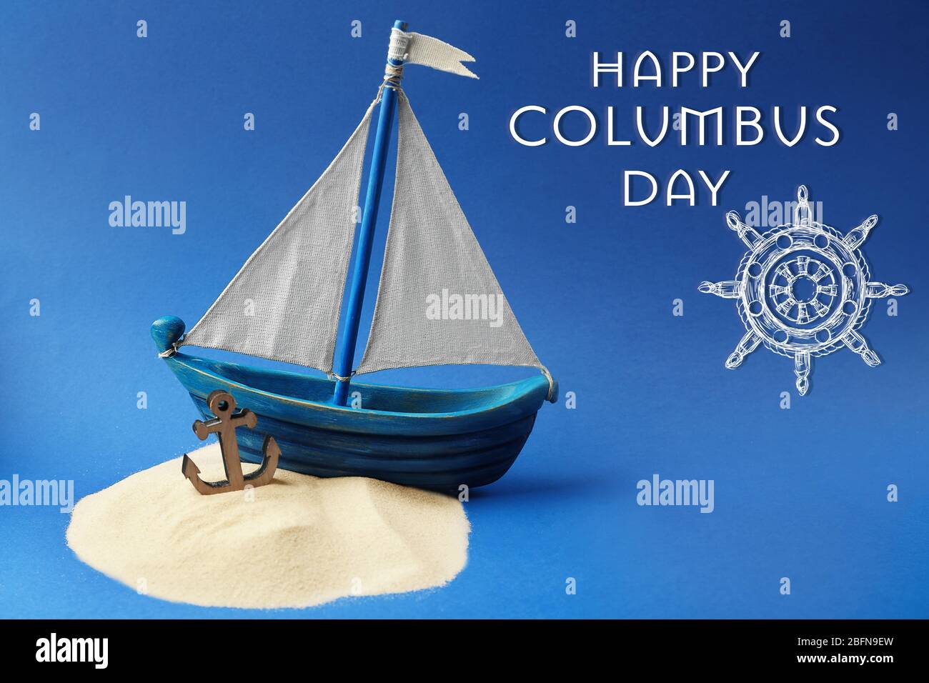 Texte HAPPY COLUMBUS JOUR avec bateau en bois sur fond bleu. Concept national de vacances. Banque D'Images