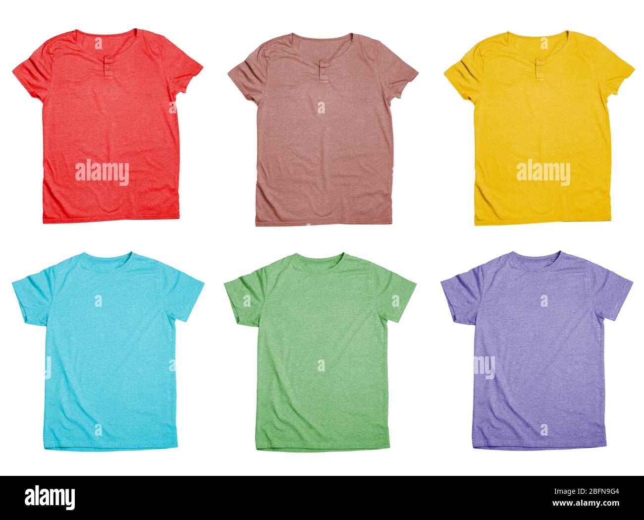 Collection de t-shirts colorés sur fond blanc Banque D'Images