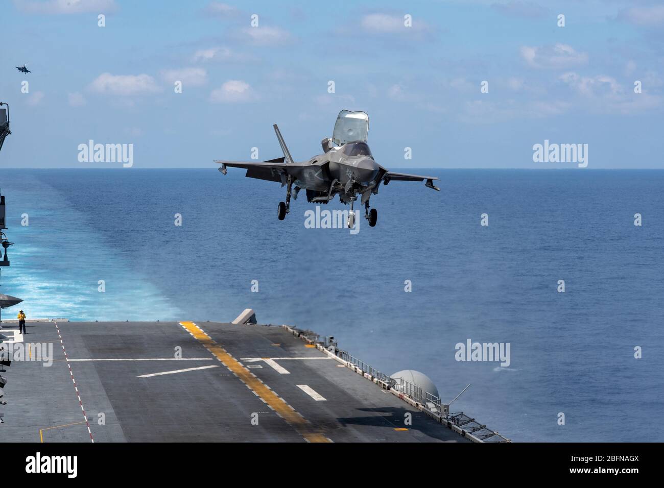 Un chasseur furtif F-35 B Lightning II du corps maritime américain, affecté à la 31ème unité expéditionnaire maritime, effectue un atterrissage vertical sur le pont de vol du navire-pilote d'assaut amphibie de classe américaine USS America lors d'opérations de routine le 18 avril 2020 en mer de Chine méridionale. Banque D'Images