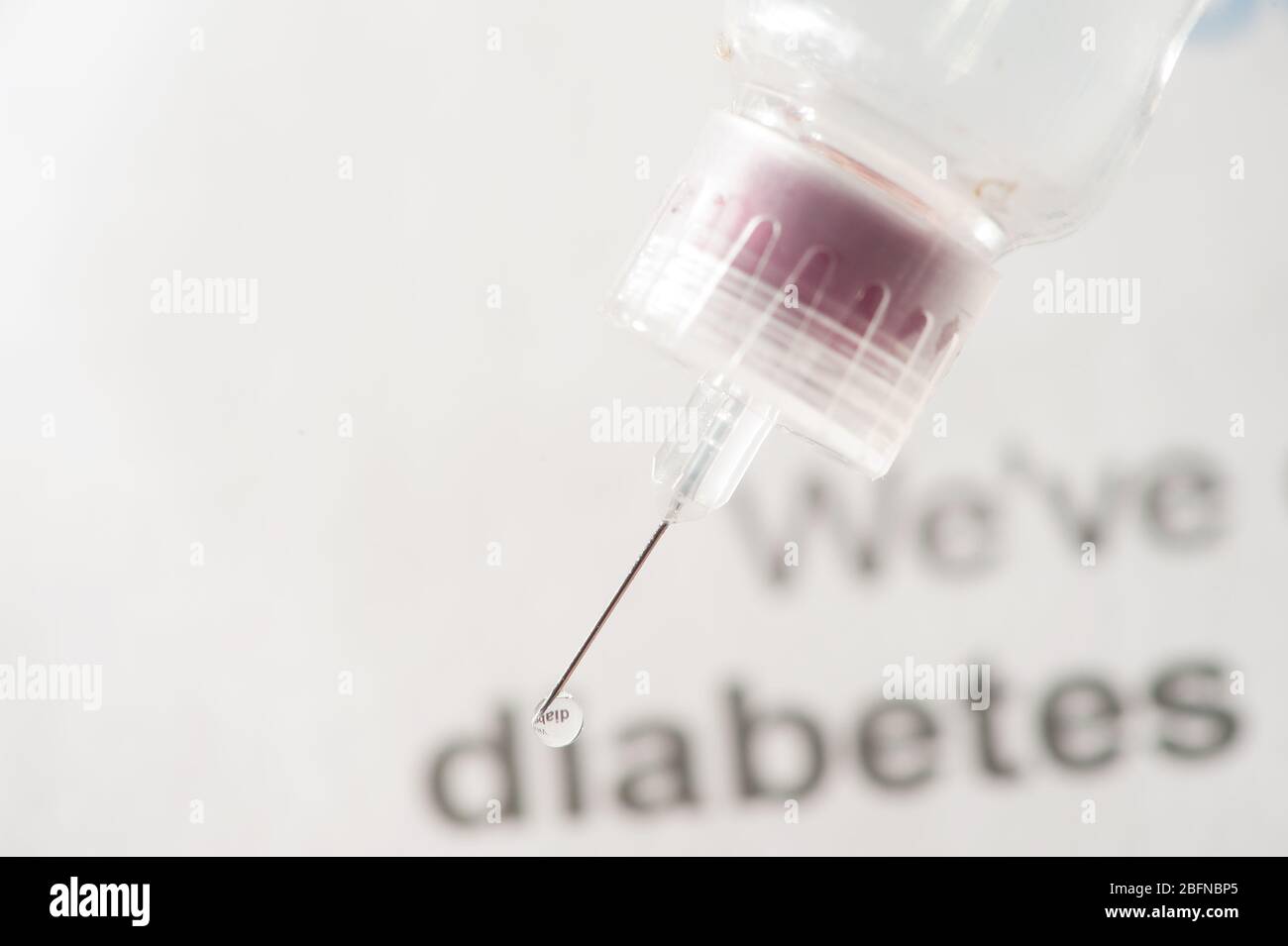 injection d'insuline à clé élevée, détail de la goutte d'insuline à l'extrémité de l'aiguille de la seringue Banque D'Images