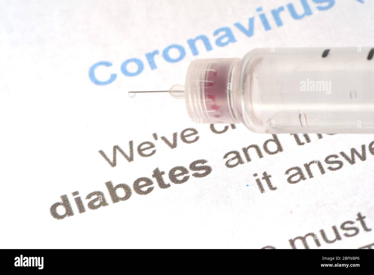les mots coronovirus et diabète sur les soins de santé avec l'insuline qui s'écoule de la synope diabétique Banque D'Images