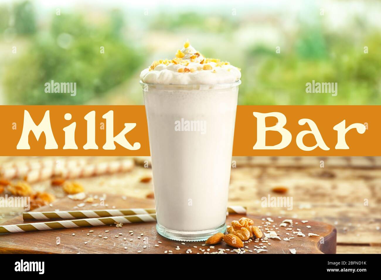 Verre de savoureux shake de lait sur table en bois. Texte BARRE DE LAIT sur  fond Photo Stock - Alamy