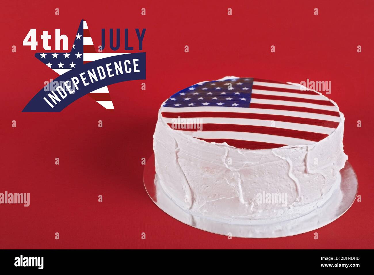 Delicieux Gateau Au Decor Americain Avec Drapeau Sur Fond Rouge Texte 4 Juillet Independance Photo Stock Alamy